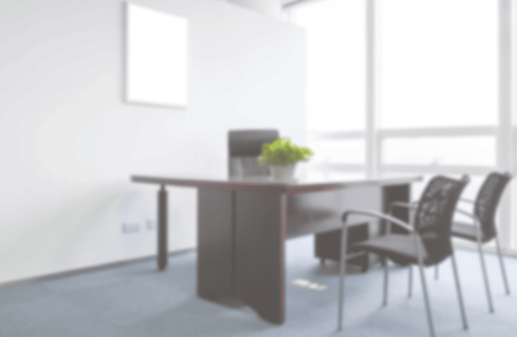 Schlichtes lichtdurchflutetes Büro, Schreibtisch und 2 Besprechungsstühle